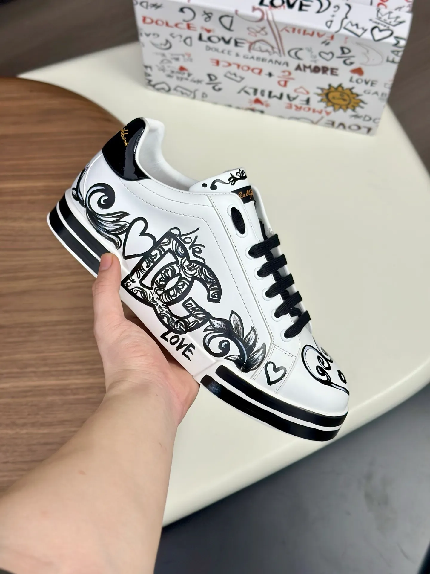 New product 💰900 DG Dolce & Gabbana men's shoes 💰ortofino graffiti calfskin sneakers ♞size; 39~44 (customized 38.45.46) Iconic men's shoes 💰ortofino series of sneakers, classic and timeless style, now presented with fashionable details. The calfskin engraved DG logo is a subtle finishing touch. Men's shoes💰ortofino calfskin sneakers: